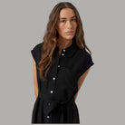 Abito camicia nero senza maniche con colletto e bottoni, dettaglio cintura annodata.