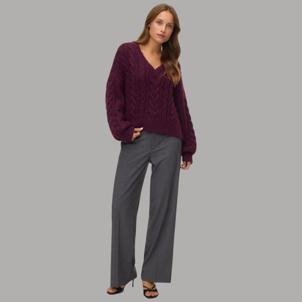 Vero Moda purple chunky knited V-neck sweater with cable knit pattern, long sleeves and relaxed fit