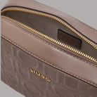 Borsa a tracolla Liu Jo con logo embossato, texture in pelle e dettaglio in oro