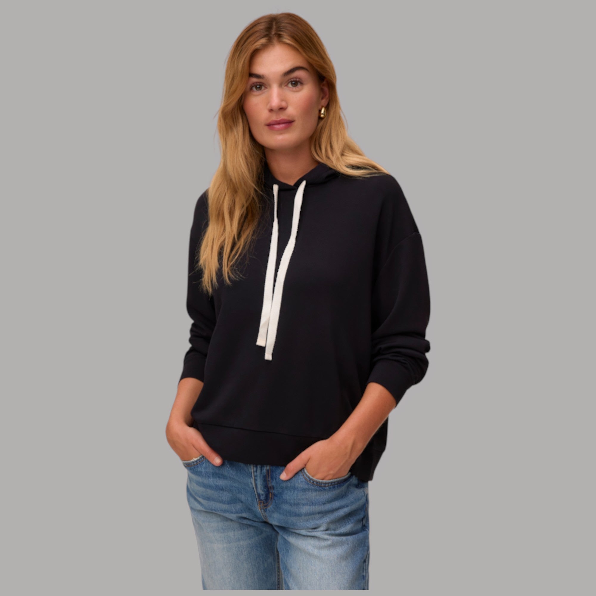 Felpa con cappuccio Vero Moda Leo nera con coulisse frontale e logo ricamato