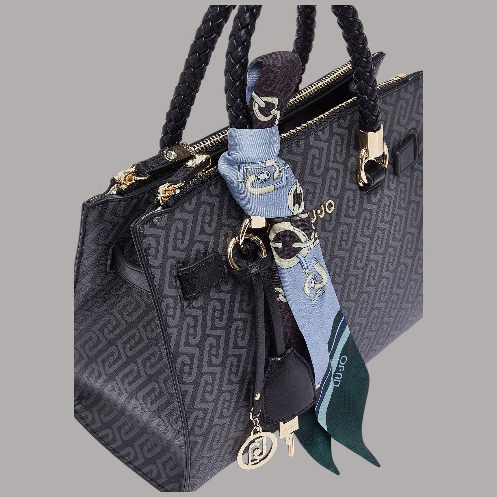 Borsa a mano con zip e manici intrecciati, foulard azzurro e charm pendenti