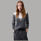 Maglione Liu Jo grigio a trecce con sprone bianco e applicazioni decorative