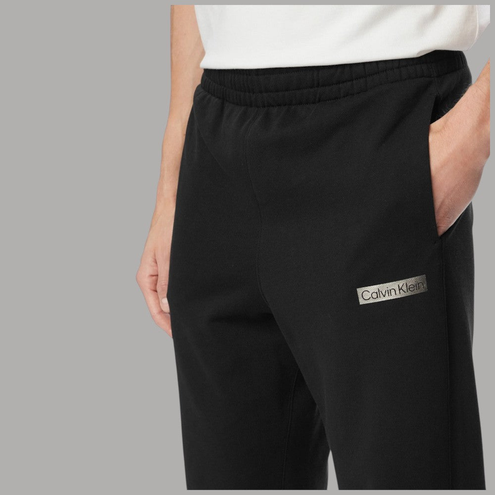 Pantaloni tuta Calvin Klein neri con logo grafico LV04LG212G e dettagli tasche