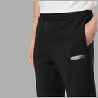 Pantaloni tuta Calvin Klein neri con logo grafico LV04LG212G e dettagli tasche