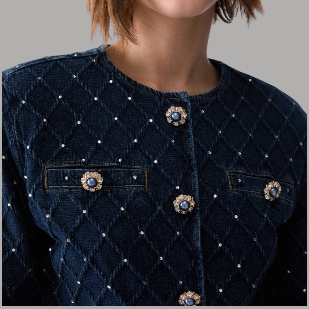Dettaglio della giacca Liu Jo in denim blu trapuntato, con strass e bottoni gioiello
