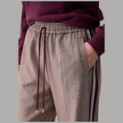 Pantaloni regular fit Liu Jo in tessuto a motivo a righe con coulisse in vita e dettagli metallici