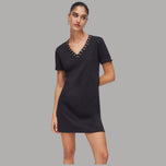 Abito corto nero in jersey con scollo a V e occhielli decorativi sul colletto