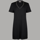 Abito corto nero in jersey con scollo a V decorato con occhielli
