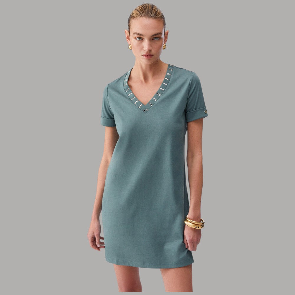 Abito corto verde petrolio in jersey con scollo a V e occhielli decorativi
