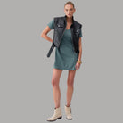 Abito corto in jersey verde militare, scollo a V con occhielli decorativi