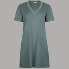 Abito corto in jersey verde militare con maniche corte e scollo a V con occhielli