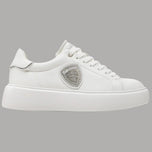 Sneakers da donna bianche in pelle con lacci e patch laterale argentata