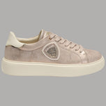 Sneakers da donna in suede rosa metallizzata con lacci e logo a scudo.