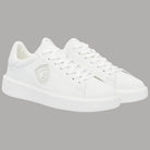 Sneakers basse in pelle bianca vista laterale, lacci e logo a scudo