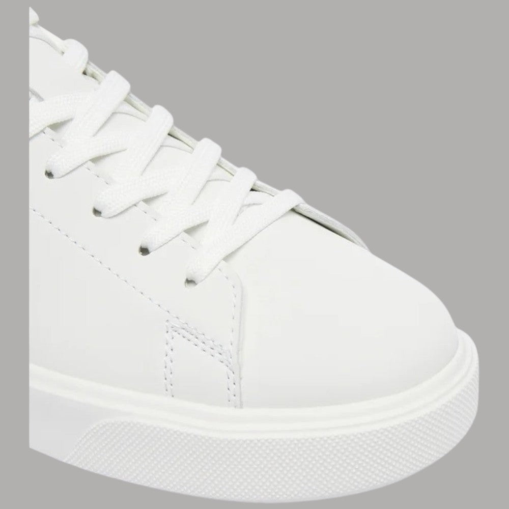 Sneakers basse in pelle bianca, dettaglio lacci e cuciture laterali