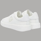 Sneakers basse in pelle bianca, vista posteriore con tallone imbottito