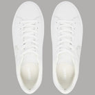 Sneakers basse in pelle bianca, vista frontale con lacci e punta