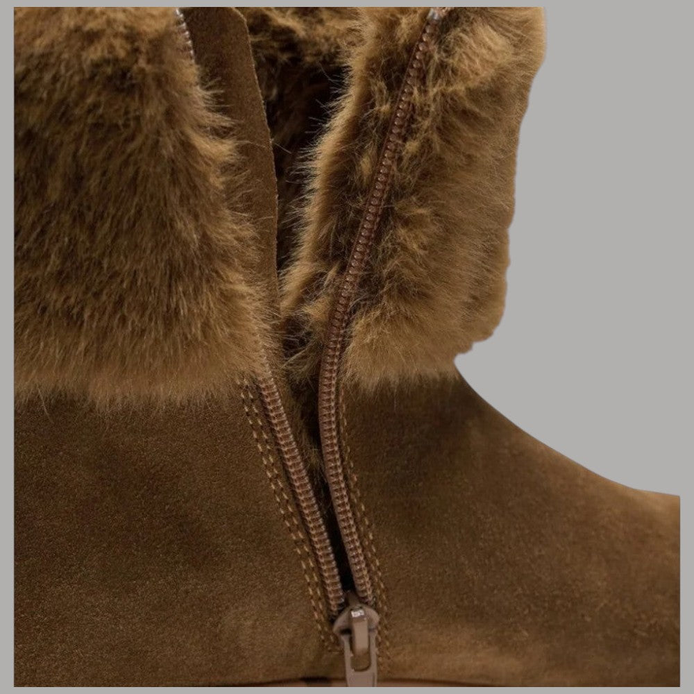Stivaletti BLAUER in suede cognac con bordo pelliccia e zip frontale.