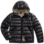 Piumino eco nero con cappuccio, chiusura zip frontale e cuciture trapuntate orizzontali.