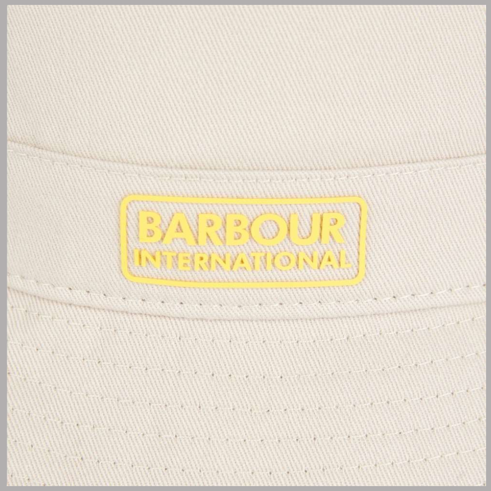 Cappello bucket beige con etichetta Barbour International in rilievo sul davanti