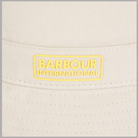 Cappello bucket beige con etichetta Barbour International in rilievo sul davanti