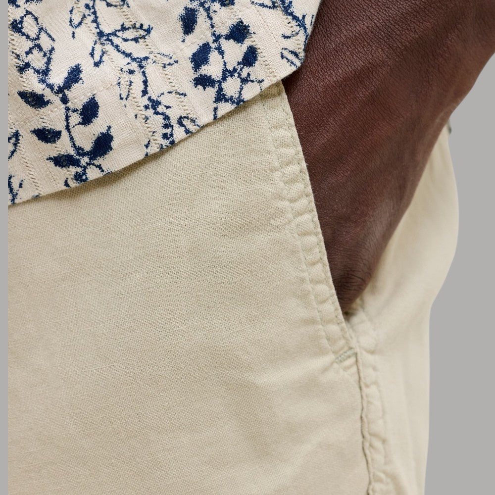Bermuda in tela beige con cintura elastica e coulisse