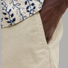 Bermuda in tela beige con cintura elastica e coulisse