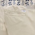 Bermuda in tela beige con tasca e zip in vita