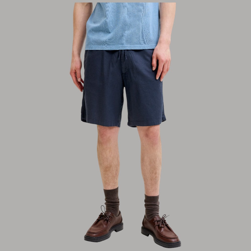Bermuda in canvas blu scuro con elastico e coulisse in vita, lunghezza al ginocchio.