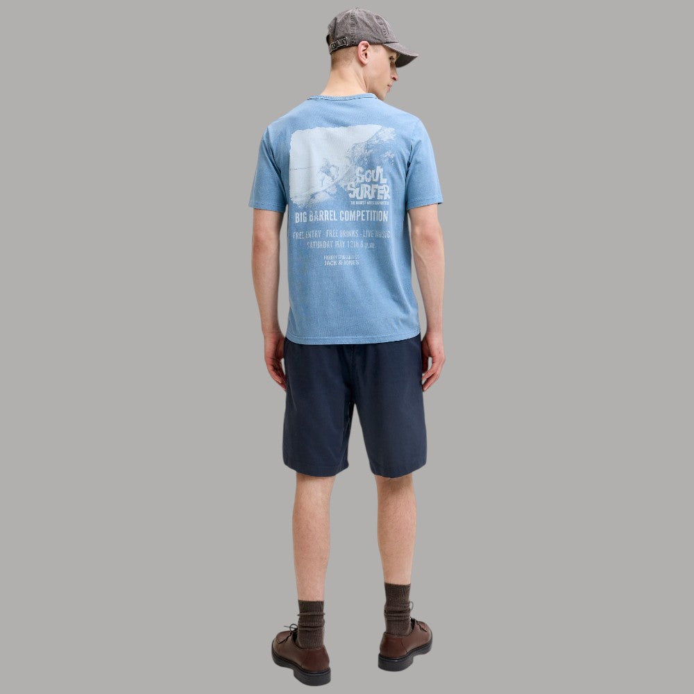 Bermuda in tela blu scuro sopra il ginocchio