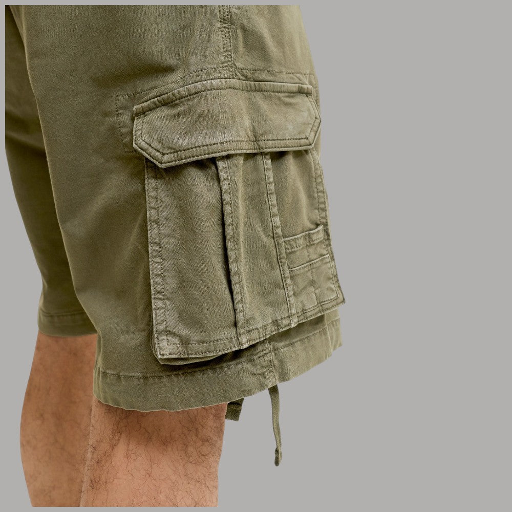 Pantaloncini cargo in cotone verde oliva dettaglio tasca applicata e passanti