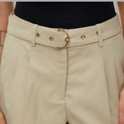 Pantaloncini bermuda beige a vita alta con cintura ad anello e passanti