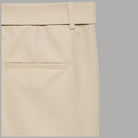 Pantaloncini bermuda beige a vita alta con pattina posteriore e passante cintura