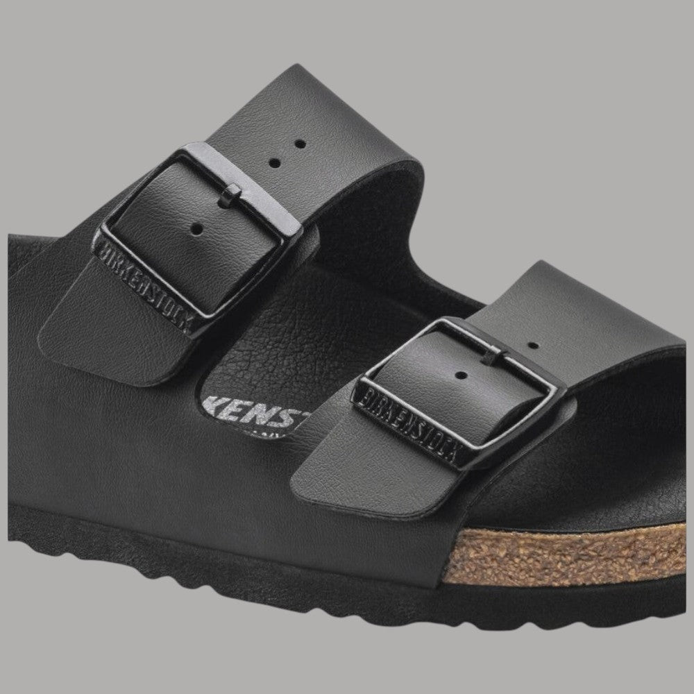Ciabatte Birkenstock Arizona nere: dettaglio cinturini con fibbie e suola in sughero