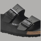 Ciabatte Birkenstock Arizona nere: dettaglio cinturini con fibbie e suola in sughero