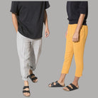 Ciabatte Birkenstock Arizona nere indossate, cinturini con fibbie su suola in sughero