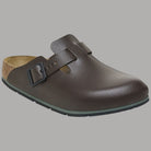 Ciabatte chiuse in pelle marrone Boston Pro con fibbia regolabile e suola verde.