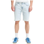 Bermuda in denim chiaro azzurro, gamba dritta e orlo con risvolto