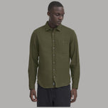 Camicia verde in cotone, maniche lunghe, bottoni e tasca sul petto.