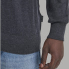 Maglione scuro con polsini e fondo a costine, maglia fine
