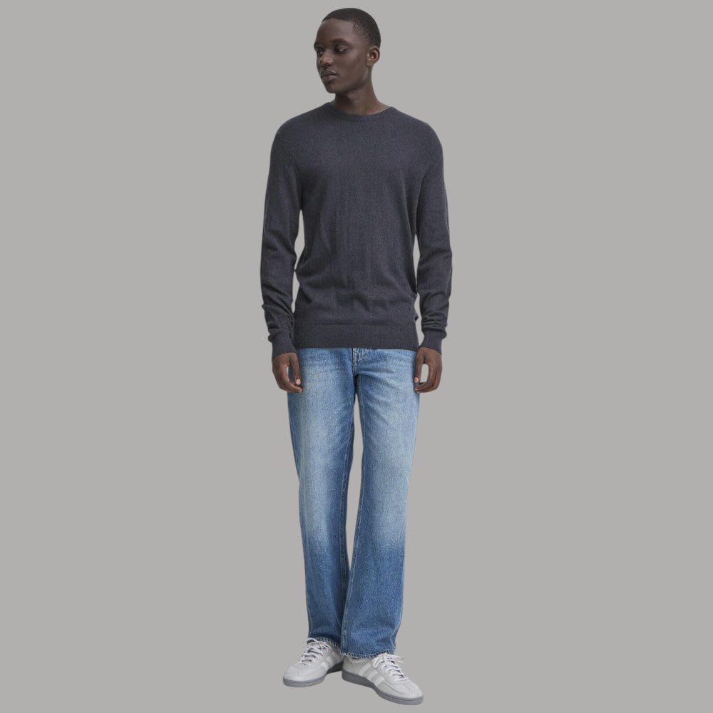 Maglione scuro BAGGE a girocollo, maniche lunghe, indossato