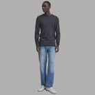 Maglione scuro BAGGE a girocollo, maniche lunghe, indossato
