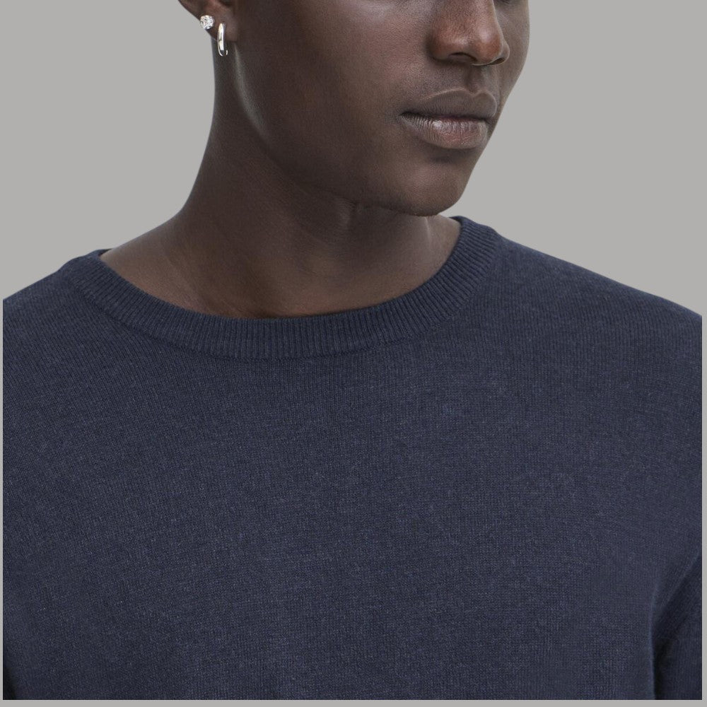 Pullover blu da uomo con scollo rotondo e lavorazione a maglia, dettaglio collo