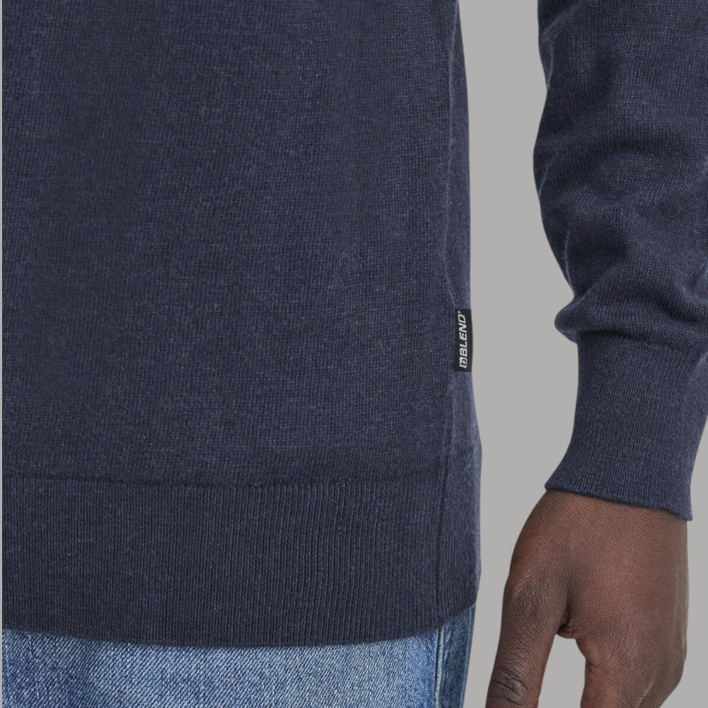Pullover blu con polsino a coste e etichetta laterale