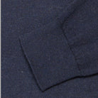 Dettaglio tessuto del pullover blu in maglia fine, texture a grana