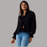 Blusa in chiffon nera con scollo a V e volant sul davanti