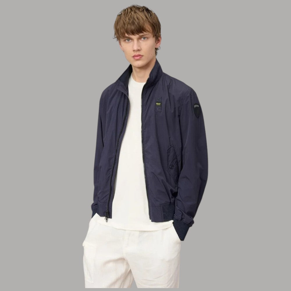 Bomber blu con zip frontale e colletto alto, con tasche sul davanti