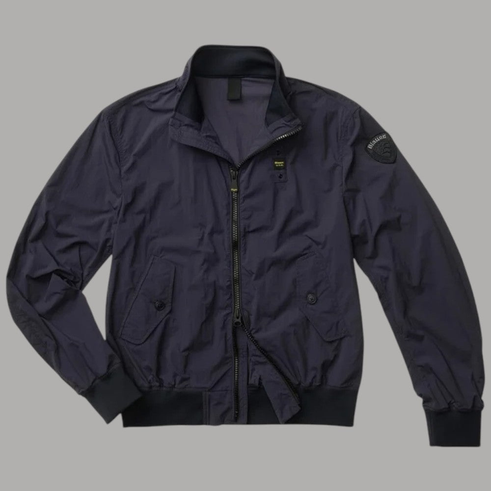 Bomber blu in vista frontale con zip, colletto alto e tasche applicate