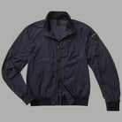 Bomber blu in vista frontale con zip, colletto alto e tasche applicate