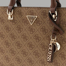 Borsa Guess similpelle marrone, logo triangolare e portachiavi Guess in metallo